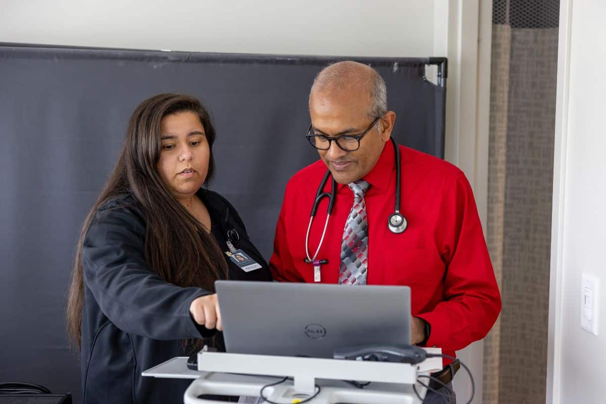 join-our-team-oracle-heart-and-vascular Healthcare team members collaborating at Oracle Heart and Vascular to support cardiovascular care in the Fredericksburg region of Virginia.