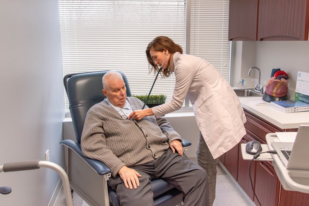 oracle-heart-and-cardiovascular-cardiomems-implantable-device Cardiology provider examining an elderly patient at Oracle Heart & Vascular during a heart health appointment