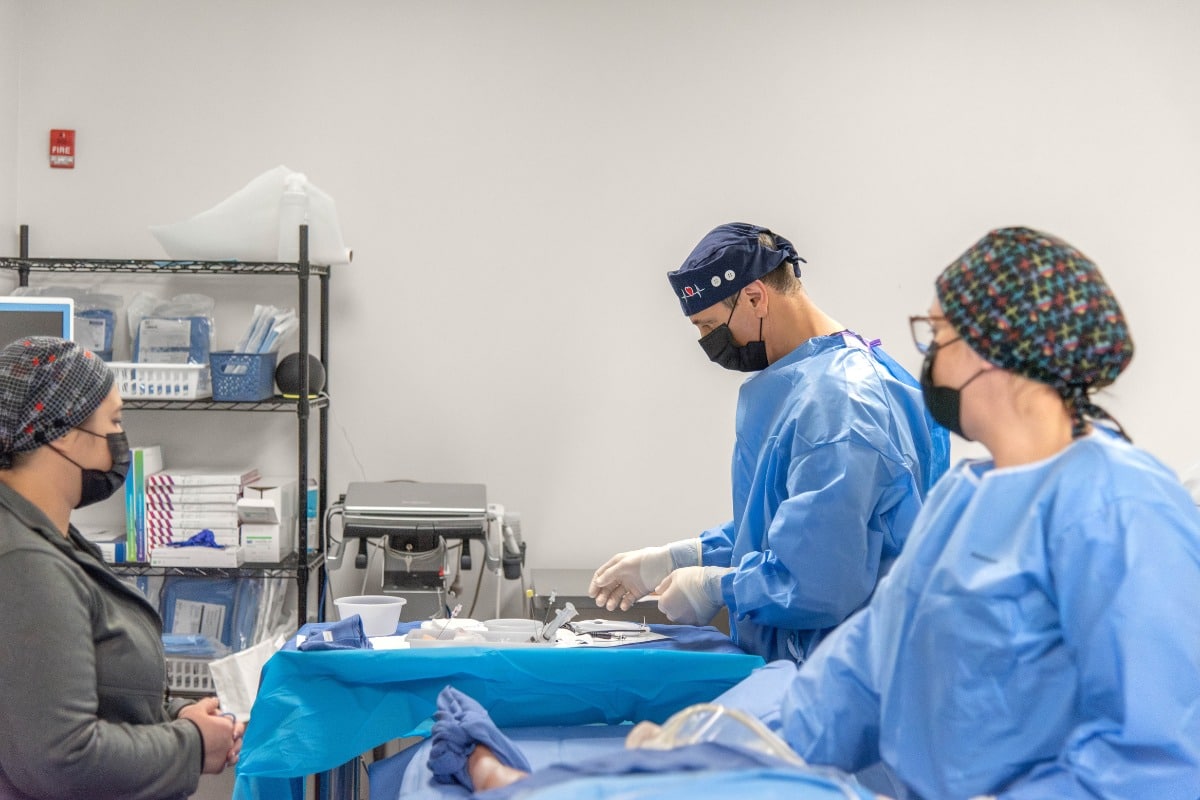 oracle-heart-and-cardiovascular-cardiomems-implantable Cardiology team preparing a CardioMEMS implant procedure at Oracle Heart & Vascular