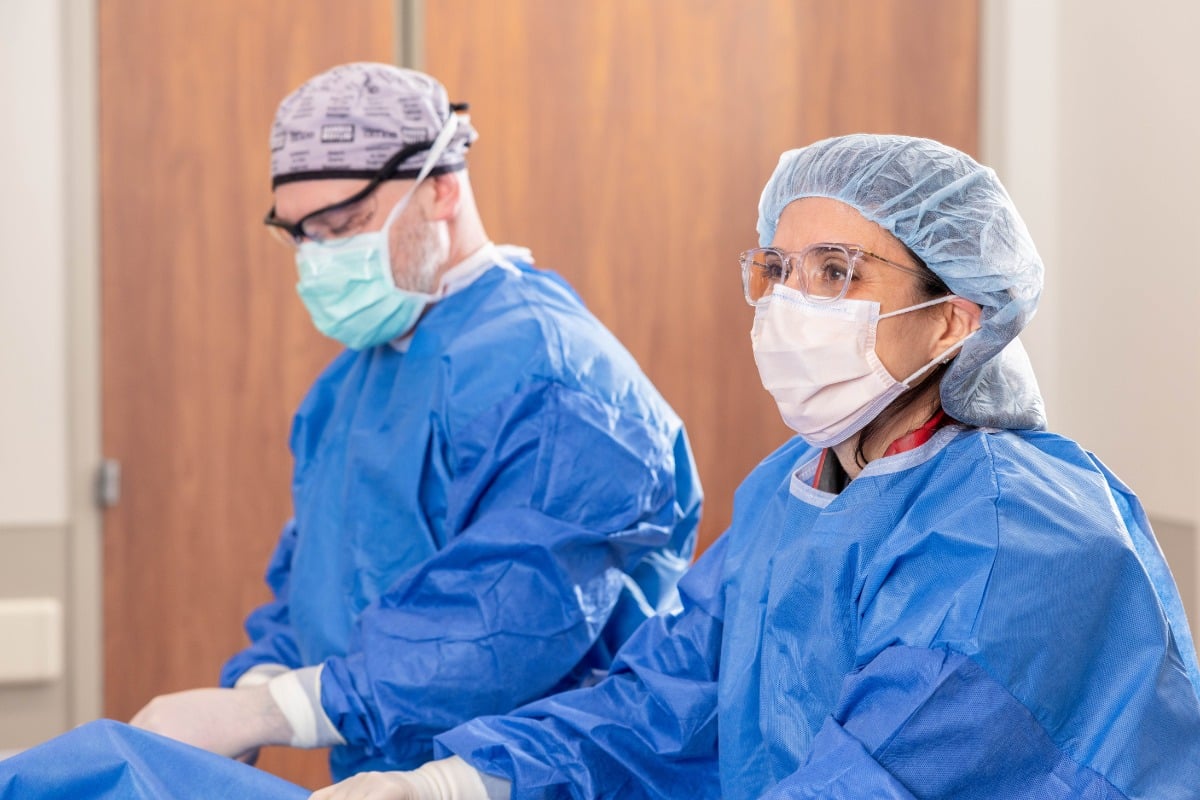 oracle-heart-and-vascular-balloon-angioplasty Cardiology specialists performing balloon angioplasty procedure at Oracle Heart & Vascular