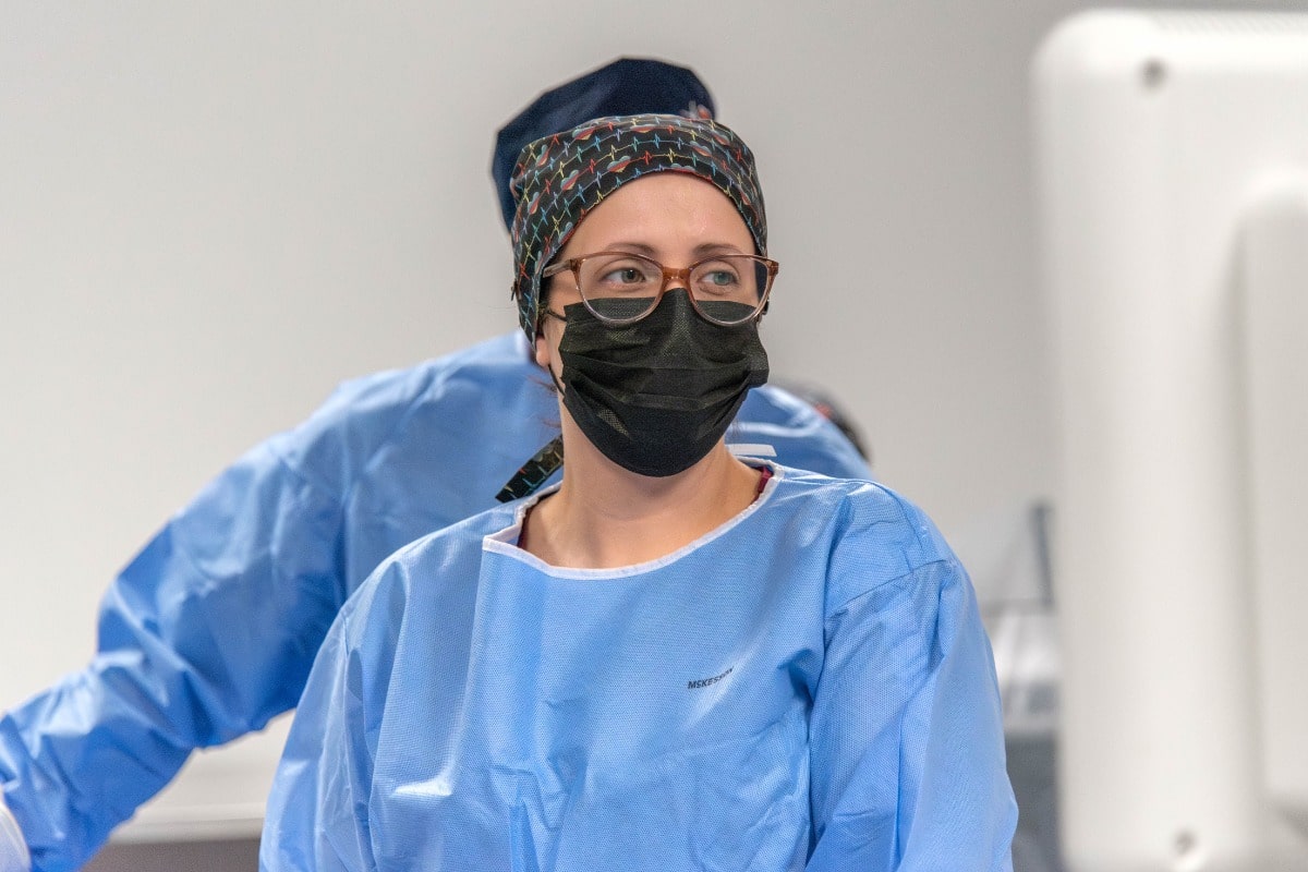 oracle-heart-and-vascular-catheter-ablation Cardiac care team member assisting during catheter ablation procedure at Oracle Heart & Vascular