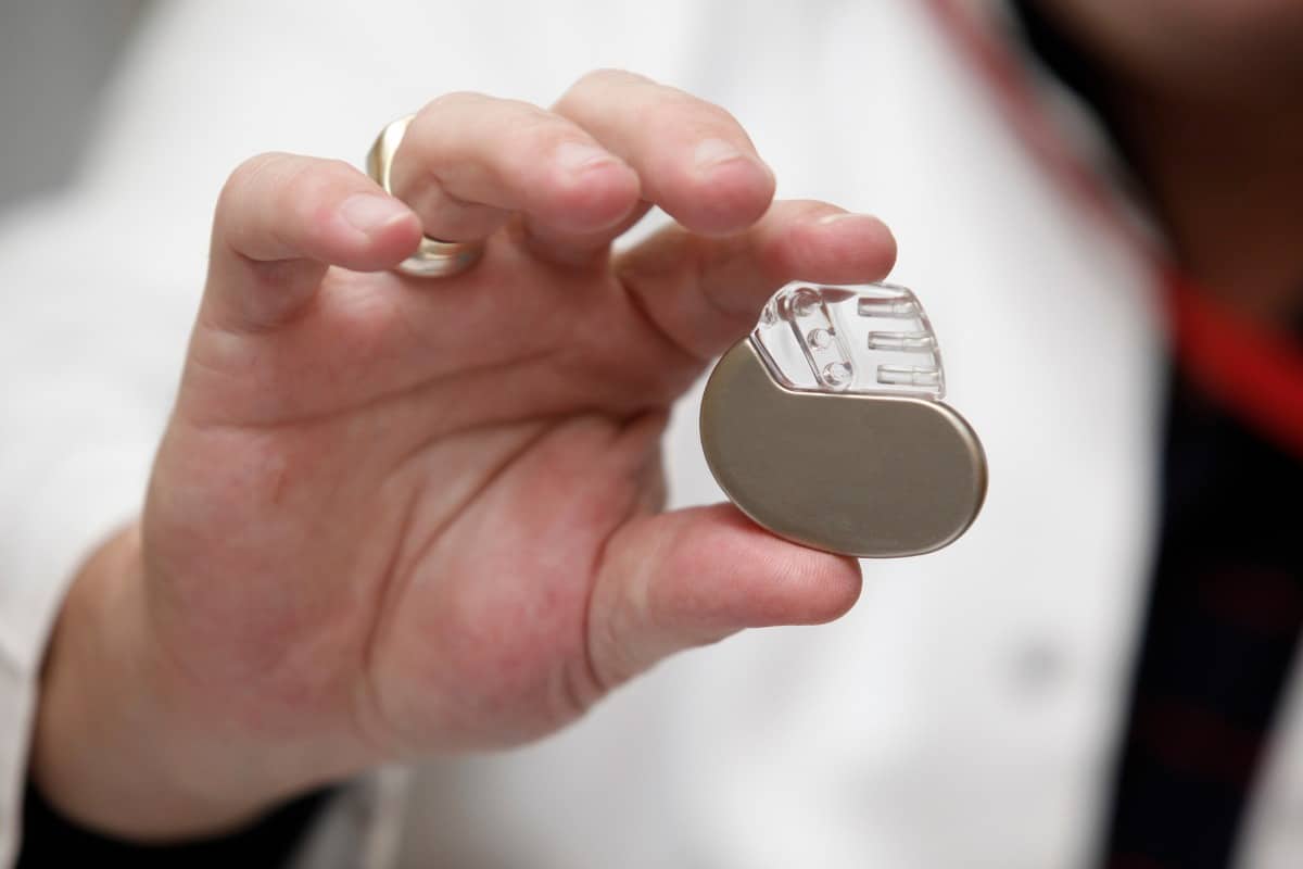 oracle-heart-and-vascular-icd-aicd Cardiologist holding an implantable cardioverter defibrillator (ICD) device at Oracle Heart & Vascular for advanced cardiac care