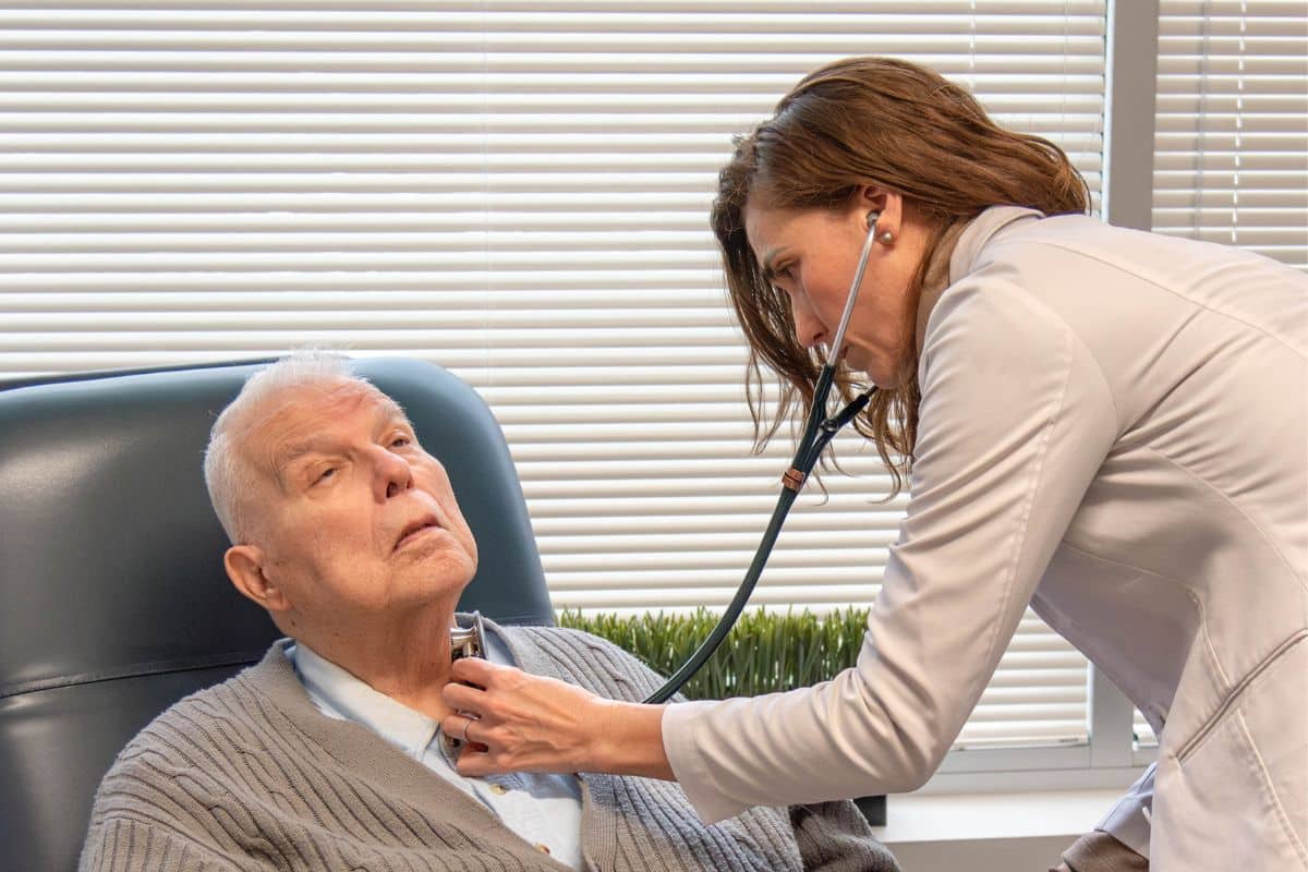 oracle-heart-and-vascular-signs-and-symptoms Doctor listening to patient’s heart with stethoscope during cardiovascular exam at Oracle Heart and Vascular