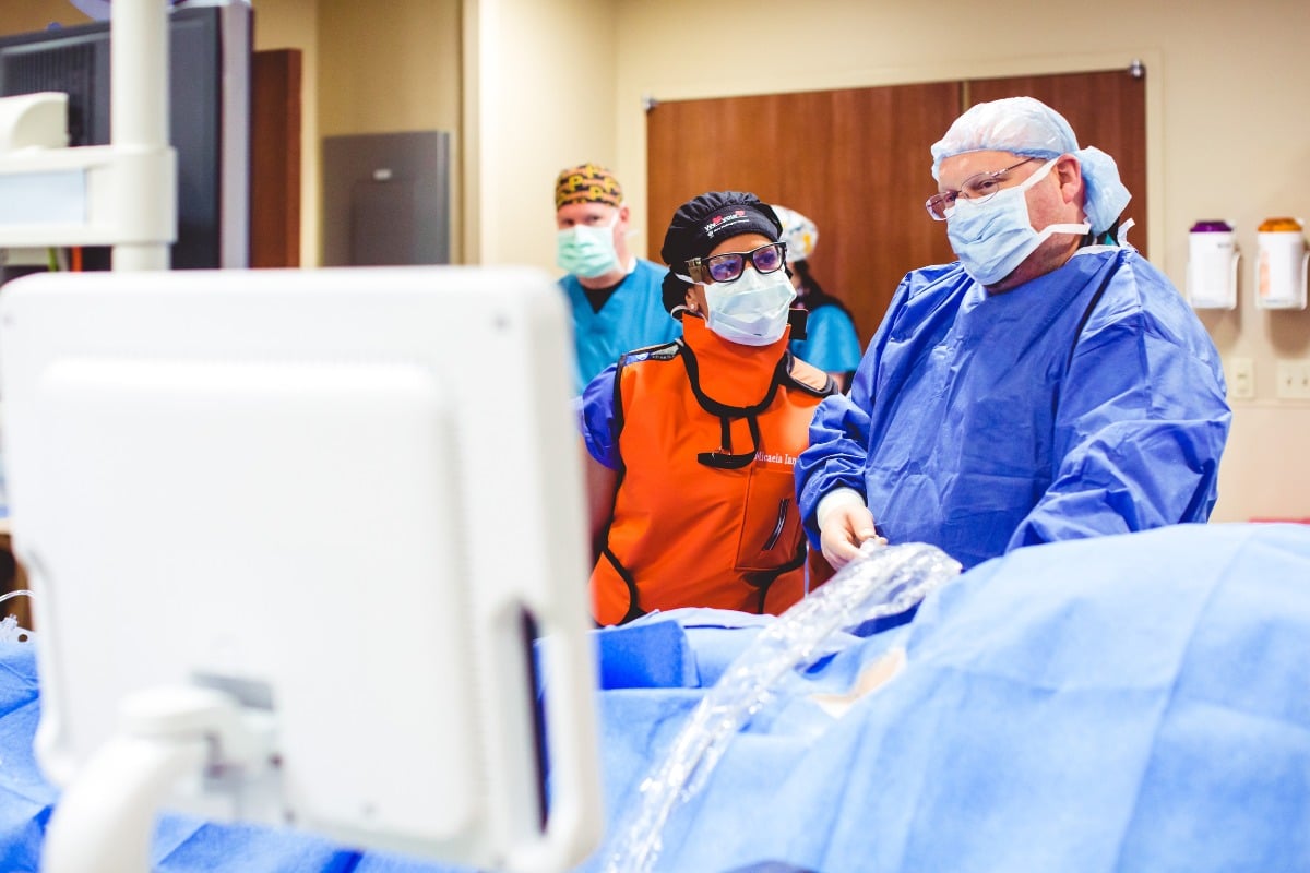 oracle-heart-and-vascular-stenting Oracle Heart & Vascular medical team performing advanced cardiac stenting procedure in modern catheterization lab
