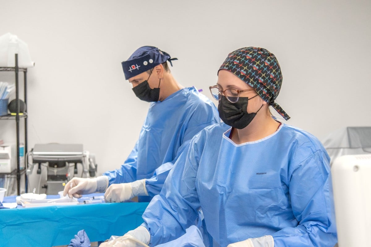 oracle-heart-and-vascular-thrombectomy Interventional cardiology team performing thrombectomy procedure at Oracle Heart & Vascular surgical suite