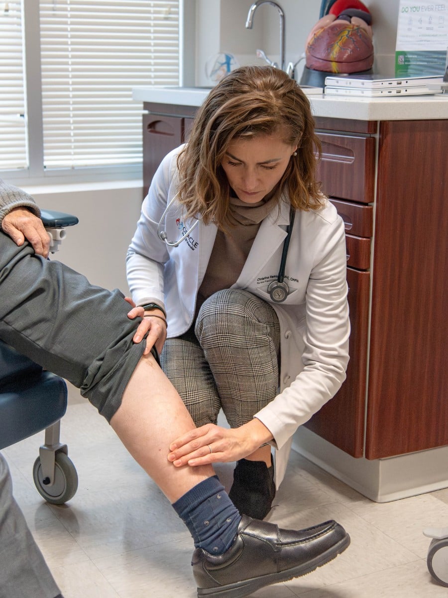 oracle-heart-and-vascular-varicose-veins Vascular specialist examining patient’s leg for varicose veins at Oracle Heart & Vascular
