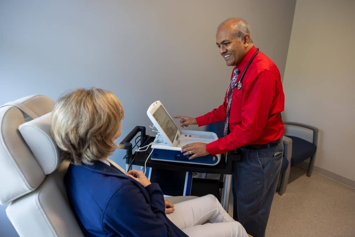 oracle-heart-and-vascular-womens-heart-health-prevention-and-wellness Male doctor speaking with female patient during women’s heart health visit at Oracle Heart and Vascular
