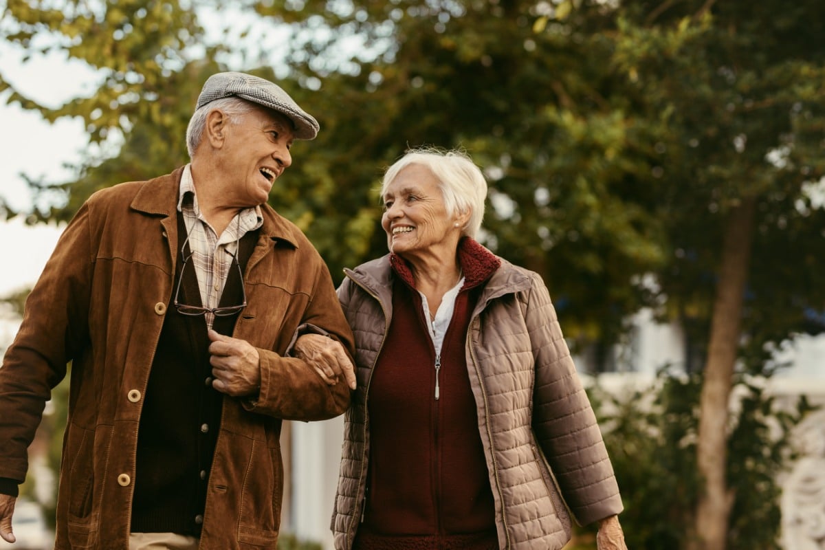oracle-heart-and-vascular-Transcatheter-Aortic-Valve-Replacement Senior couple walking outdoors after successful transcatheter aortic valve replacement at Oracle Heart & Vascular