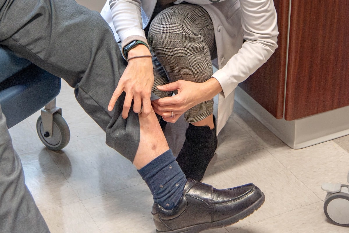 oracle-heart-and-vascular–dvt-deep-vein-thrombosis-examine Vascular specialist examining lower leg for signs of deep vein thrombosis at Oracle Heart & Vascular
