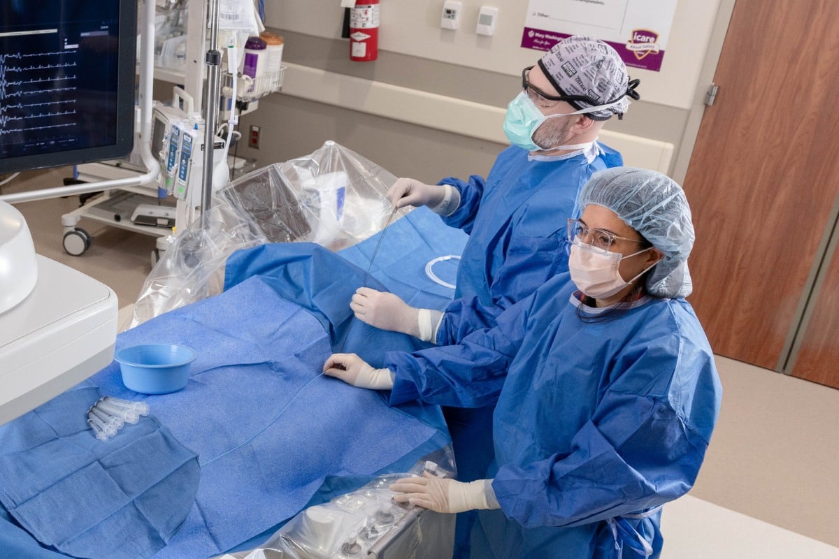 oracle-heart-and-vascular-genicular-artery-embolization Specialists performing minimally invasive vascular procedure in Oracle Heart & Vascular surgical suite