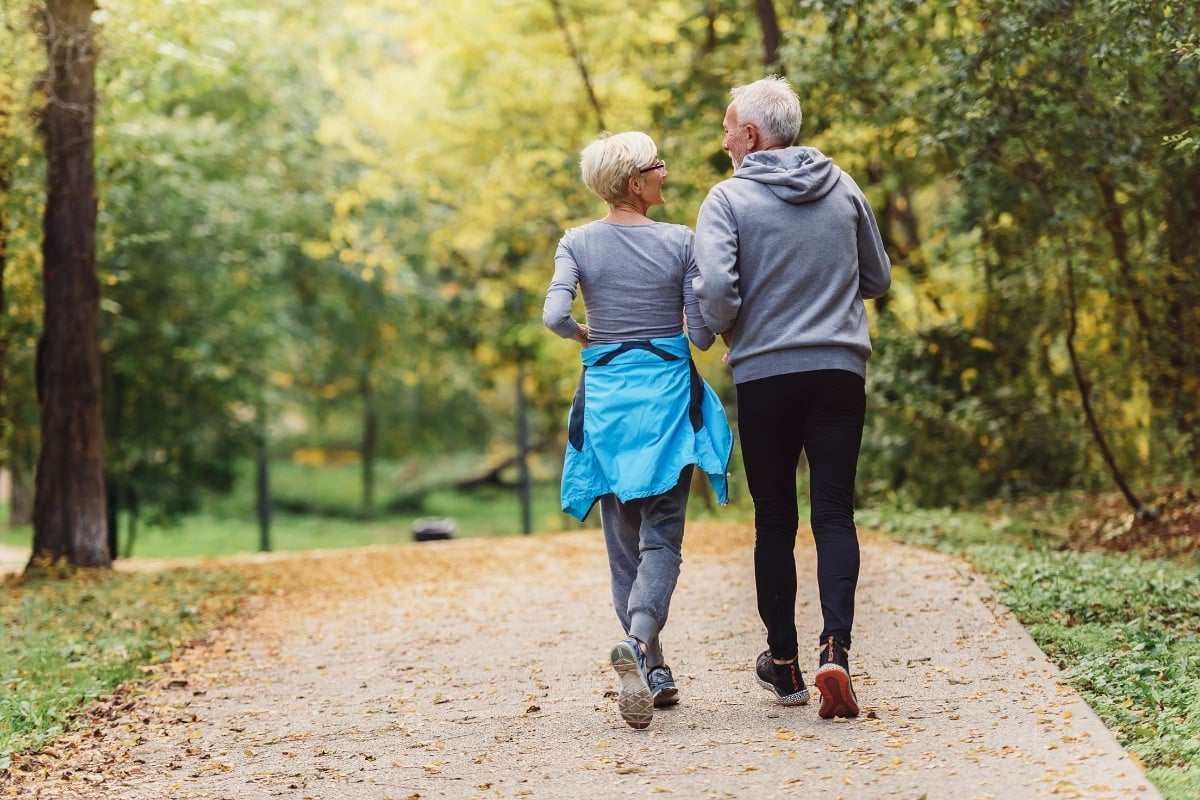 oracle-heart-and-vascular-lymphedema-adults Senior couple walking outdoors after lymphedema and circulation treatment at Oracle Heart & Vascular