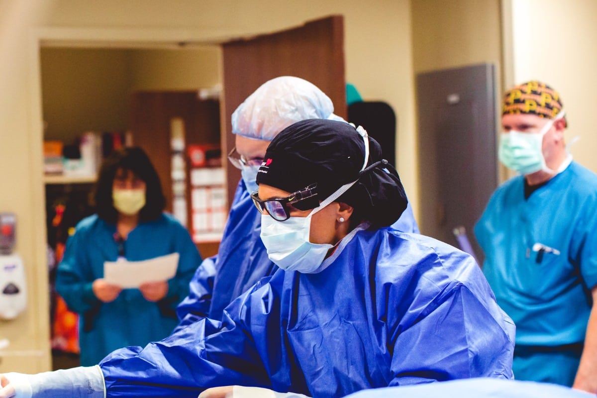 oracle-heart-and-vascular-tavr Interventional cardiology team performing advanced heart procedure at Oracle Heart & Vascular surgical suite