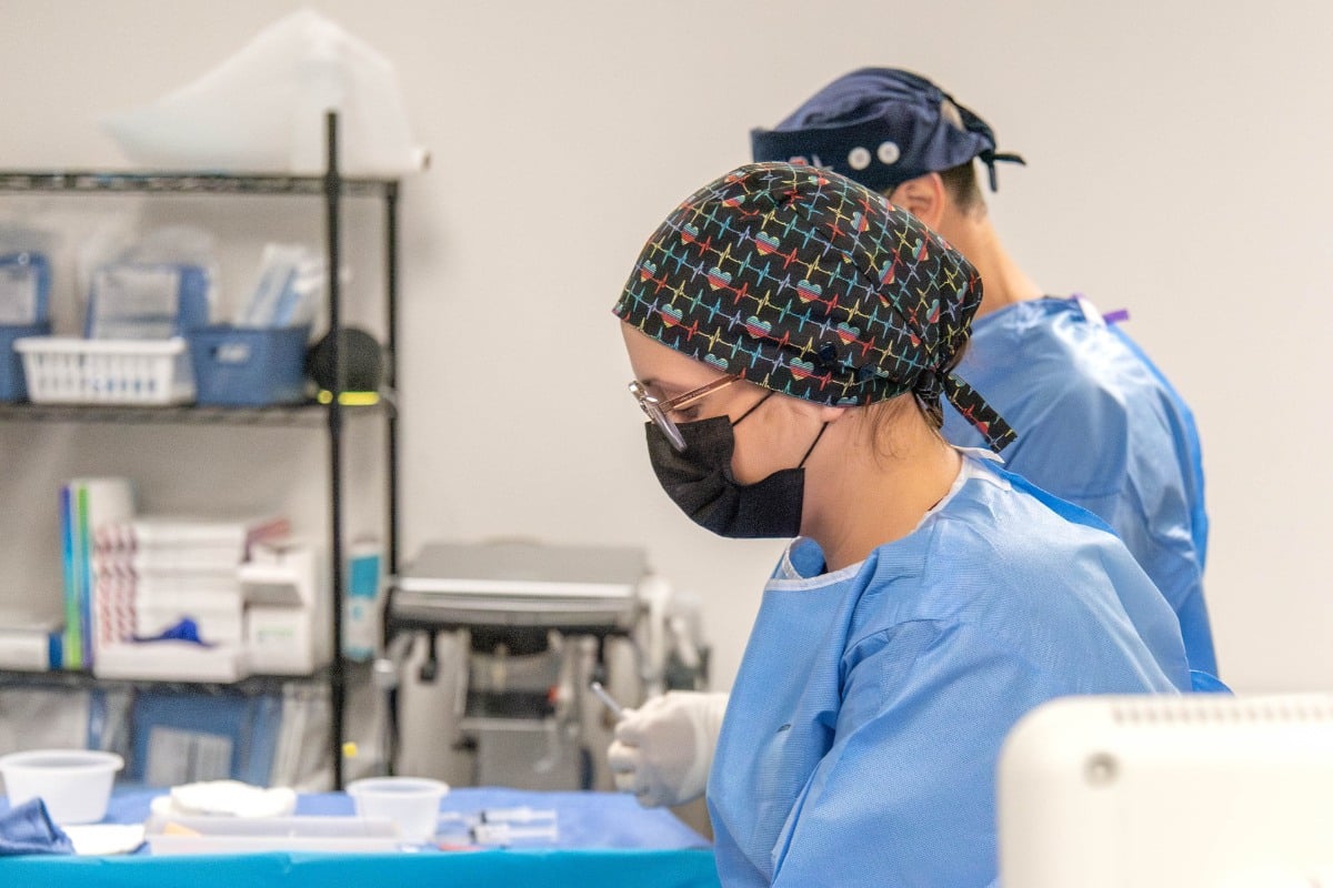 oracle-heart-and-vascular-vascular-surgery Vascular surgery team preparing instruments in procedure room at Oracle Heart & Vascular