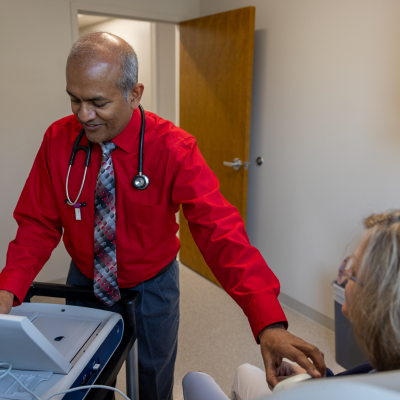 Oracle Heart & Vascular doctor meeting with a patient, representing benefits of regular cardiovascular check-ups