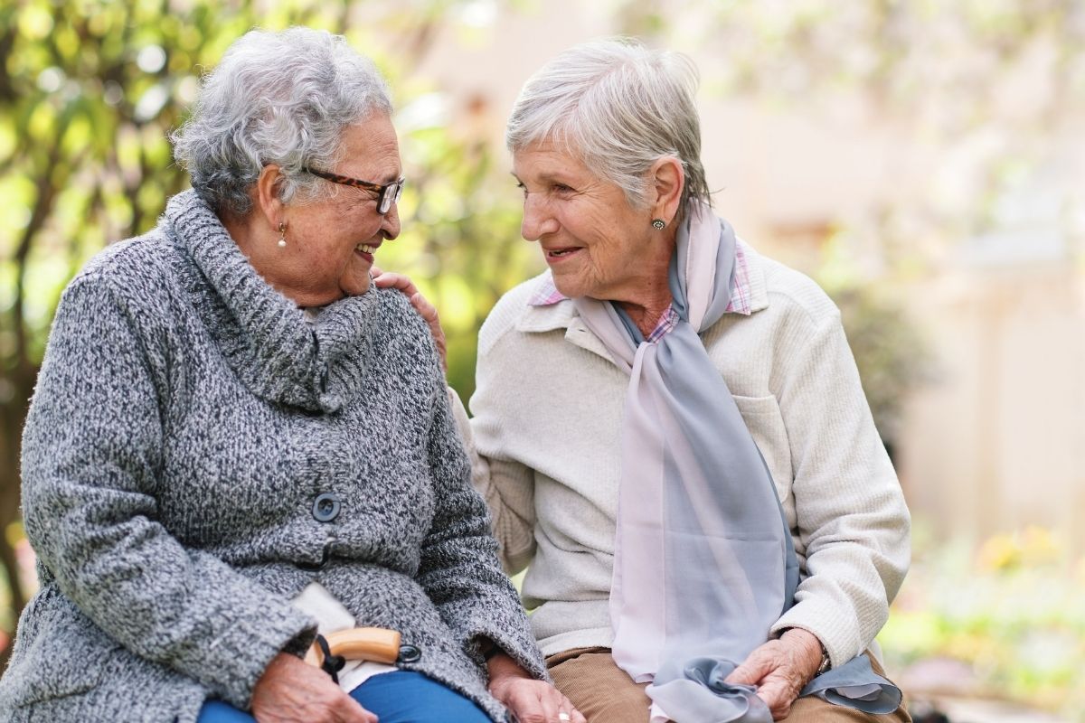 oracle-heart-and-vascular-treatment-near-stafford-virginia Senior women enjoying time together outdoors representing healthy heart and vascular care patients in Stafford, Virginia