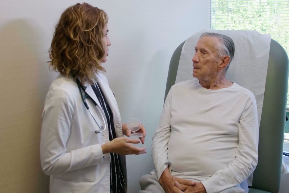 Oracle-heart-and-vascular-comprehensive-cardiac-care Physician in a white coat discussing treatment options with an elderly patient during a comprehensive cardiac care visit at oracle heart & vascular.